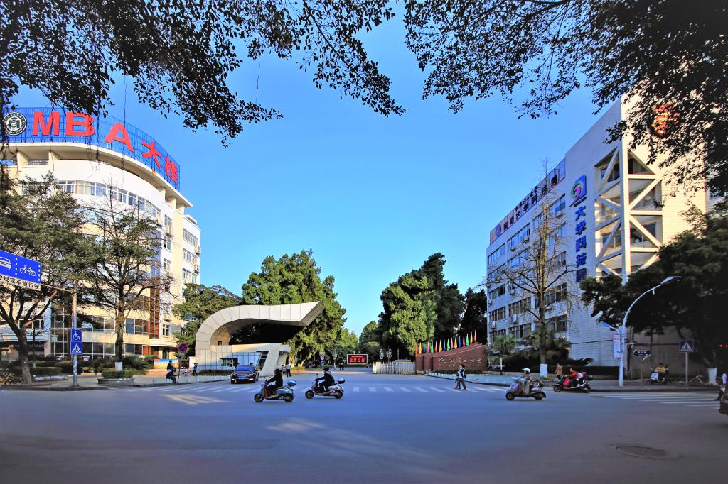 Cổng trường Pingfeng Đông.jpg